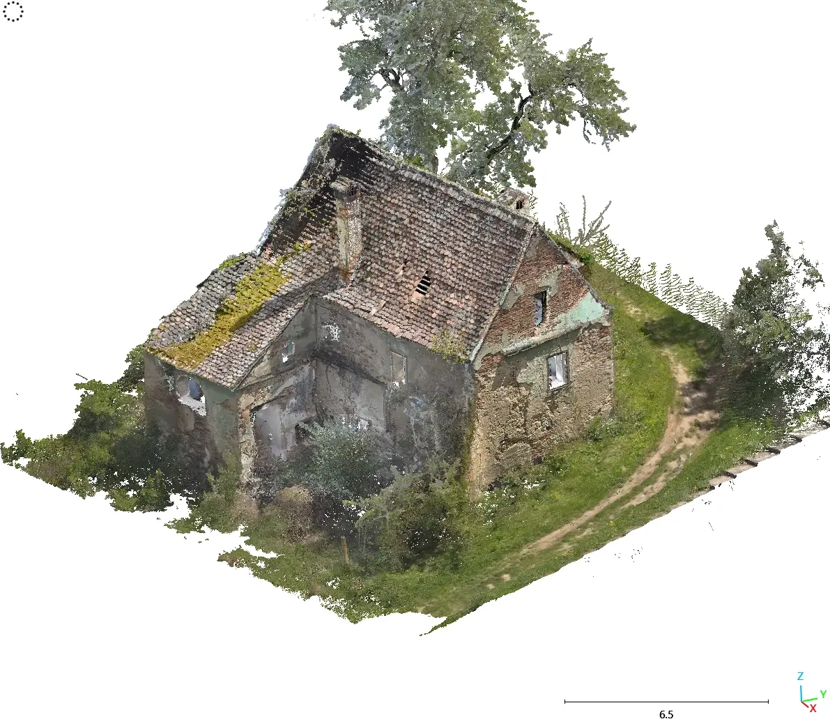 Nor de puncte, vedere aeriană: casa cu acoperiș de olane, înconjurată de pomi și de poteca de acces.