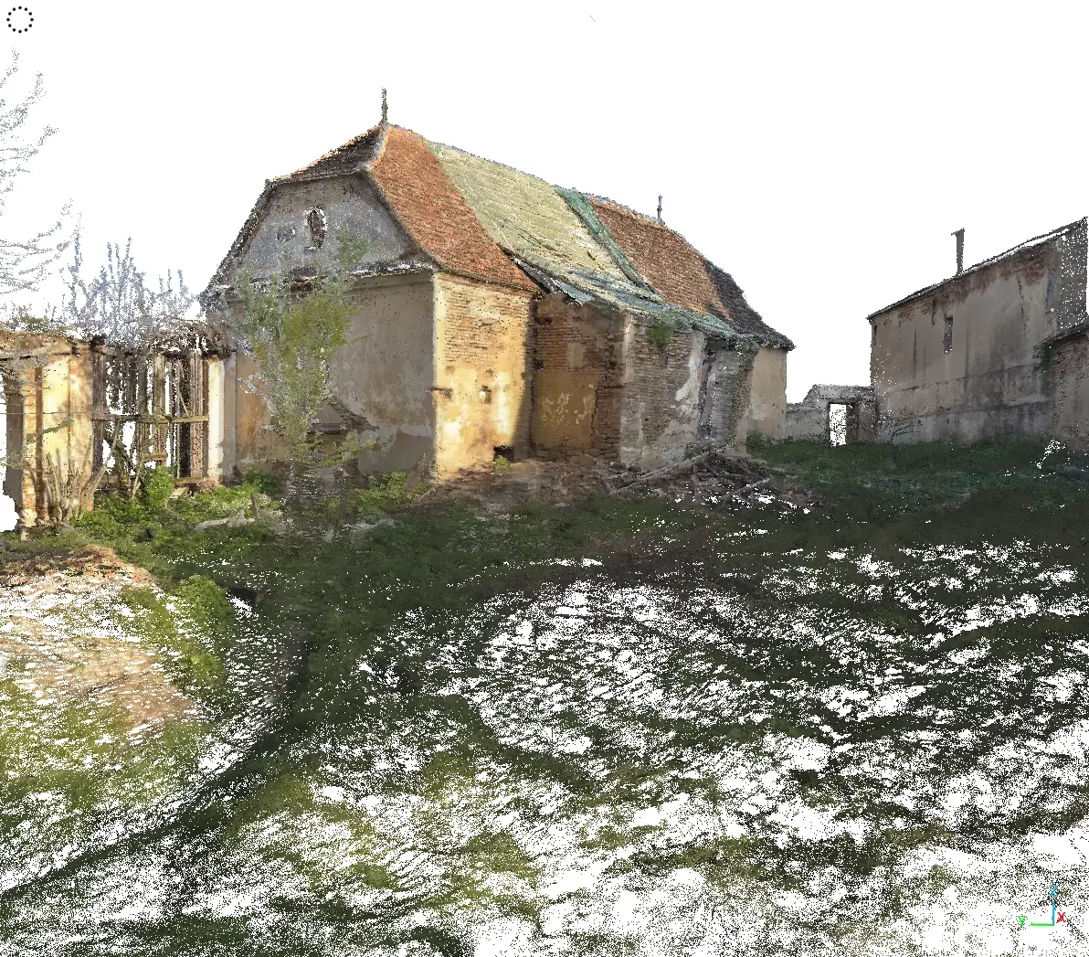 Nor de puncte, vedere de la nivelul ochiului din curte: șura de cărămidă cu acoperiș în două ape și construcțiile vecine.